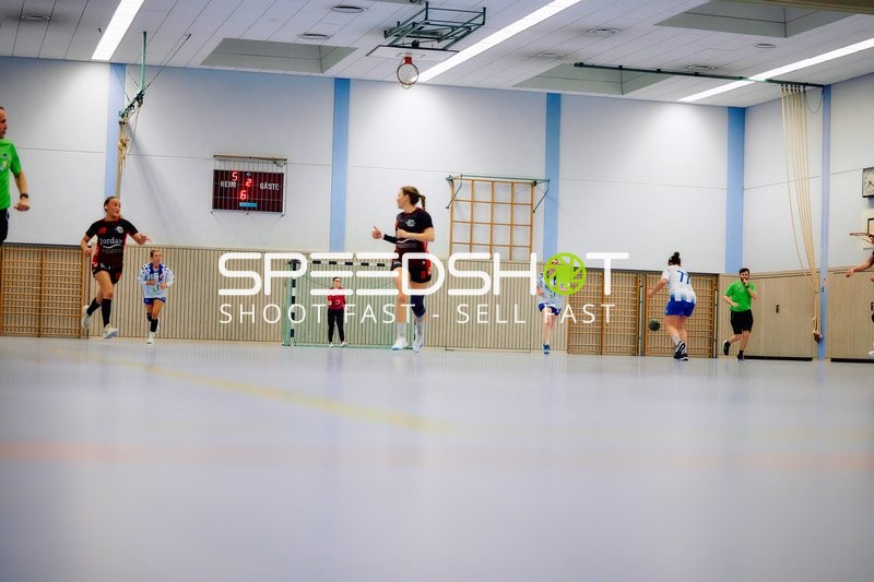 Spielerinnen laufen über das Spielfeld