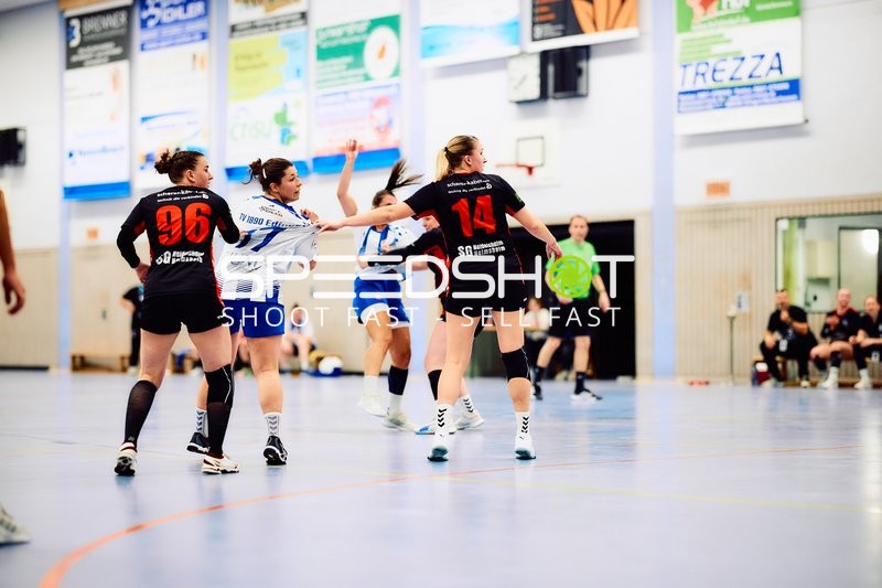 Eine Spielerin von SG Heidelsheim/Helmsheim scheint einen Angriff zu blockieren oder stören zu wollen.