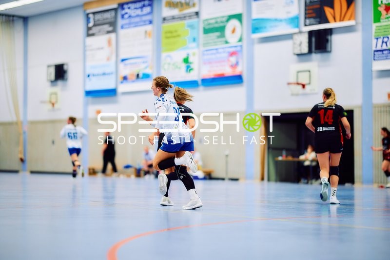 Spielerinnen laufen während des Handballspiels