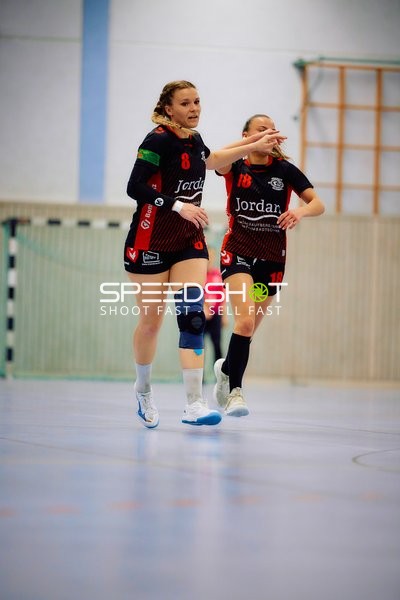 Spielerinnen laufen über das Spielfeld