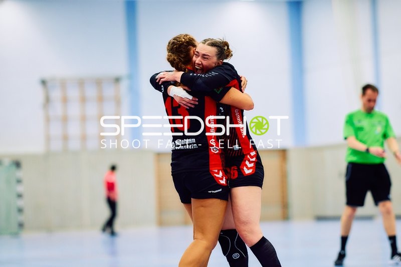 Spielerinnen der SG Heidelsheim/Helmsheim jubeln und umarmen sich