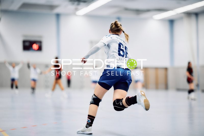 Spielerin von TV Edingen bewegt sich auf dem Spielfeld