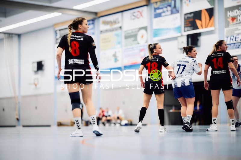 Spielerinnen in Bewegung auf dem Spielfeld