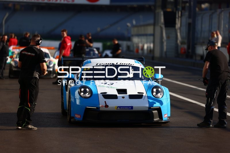 Auto mit Startnummer 43 bei der Vorbereitung