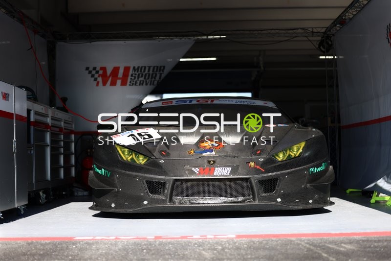 Rennwagen in der Garage beim DMV Goodyear Racing Days