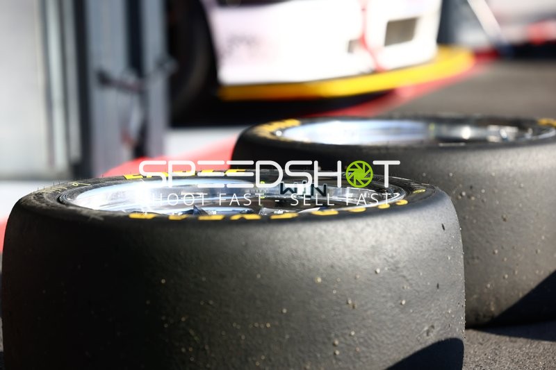 Rennreifen in der Boxengasse