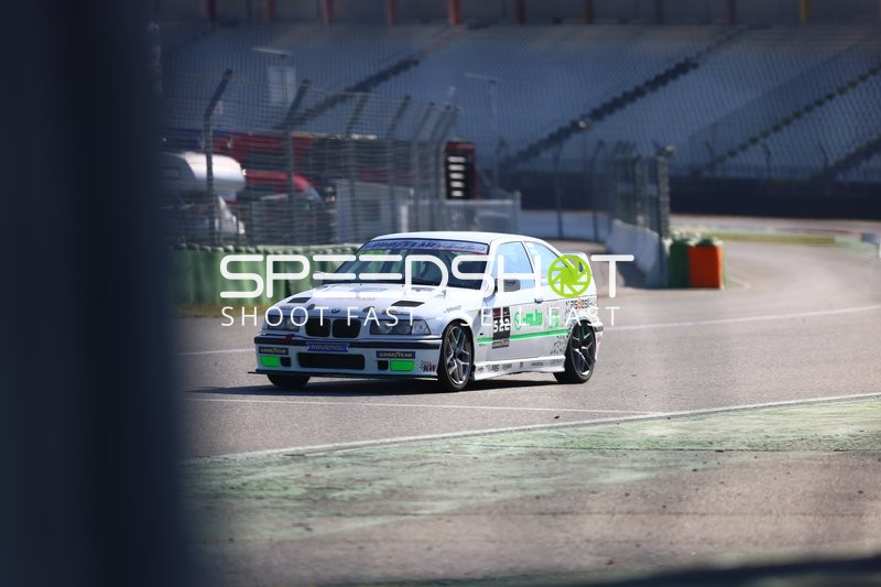 Rennwagen fährt über den Hockenheimring