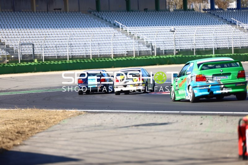 Drei Fahrzeuge in der Kurve beim Rennen