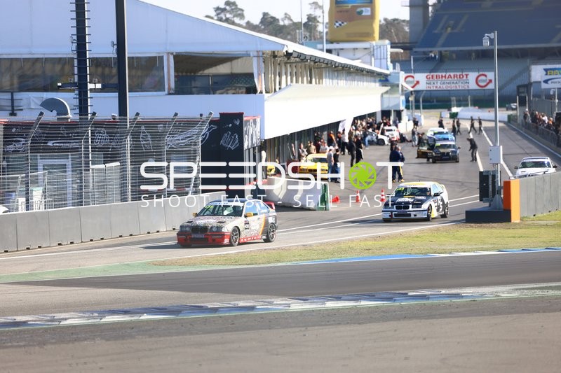 Autos fahren in Boxengasse auf dem Hockenheimring