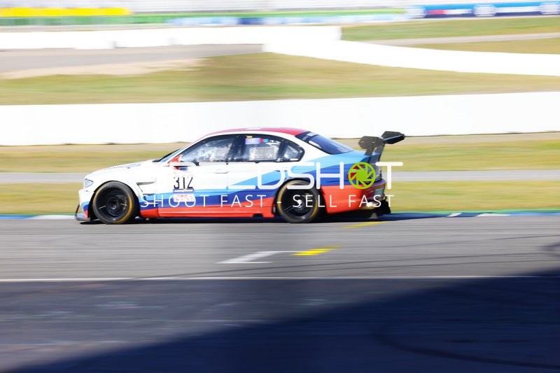 Rennwagen mit Startnummer 312 in voller Fahrt