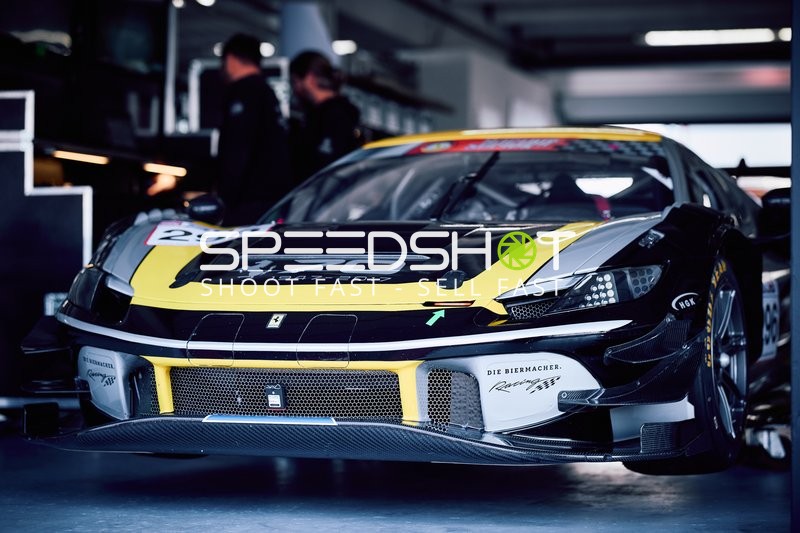 Rennwagen Nummer 226 in der Box beim Hockenheimring