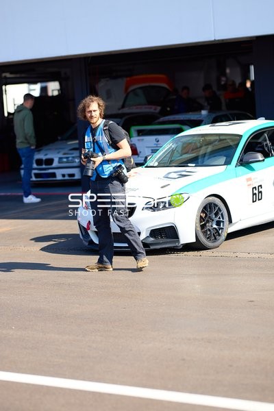 Fahrzeug mit Startnummer 66 in der Boxengasse