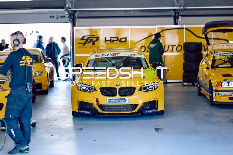 BMW Rennwagen in der Garage