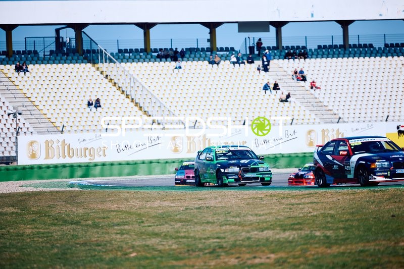 Automobile kämpfen in der Kurve