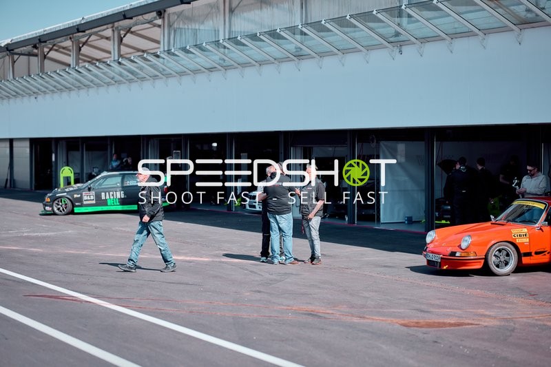 Belebte Boxengasse vor dem Rennen