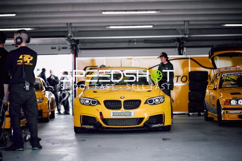 Ruhender BMW in der Boxengasse