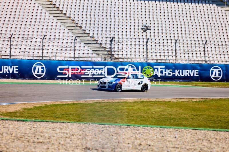 Henry Cerny fährt durch die Sachs-Kurve