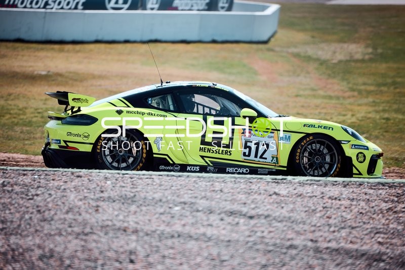 Rennwagen Nummer 512 in voller Fahrt