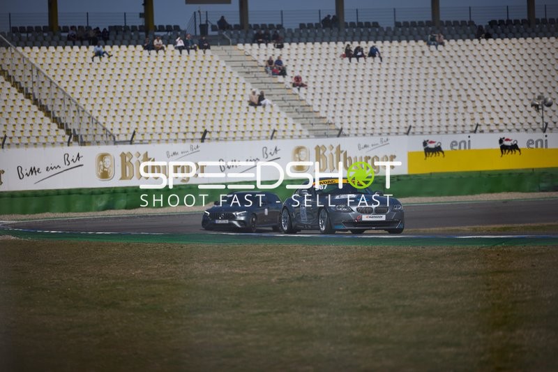 Fahrzeuge im spannenden Zweikampf auf der Rennstrecke