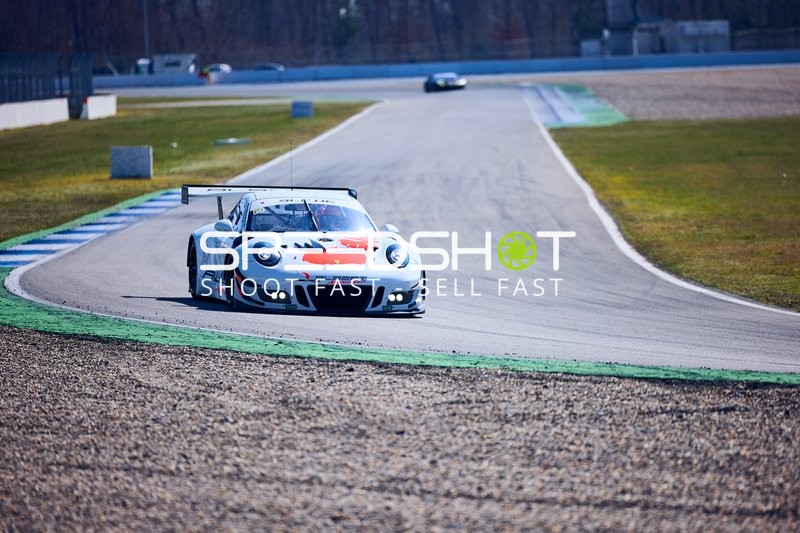 Rennauto in der Kurve auf dem Hockenheimring