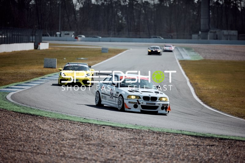 Rennwagen in voller Fahrt auf der Strecke
