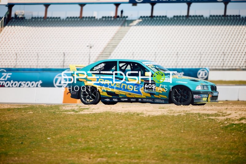 Fahrzeug springt über Kuppe