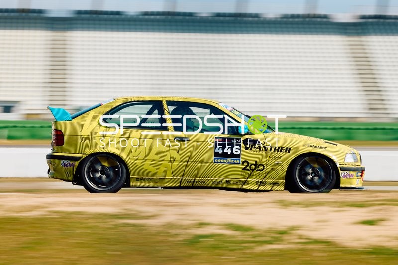 Rennwagen von Panther Motorsport auf der Strecke