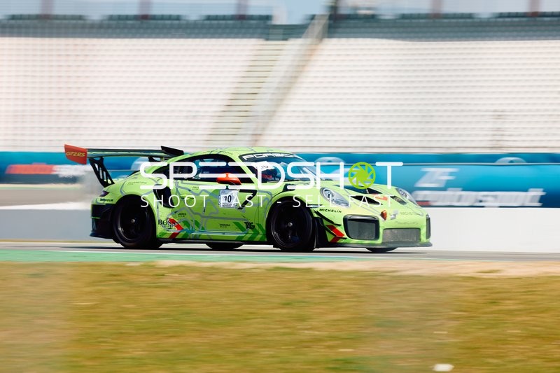 Grüner Rennwagen beim Fahren auf dem Hockenheimring