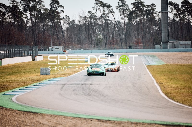 Rennauto mit Startnummer 69 führt auf dem Hockenheimring