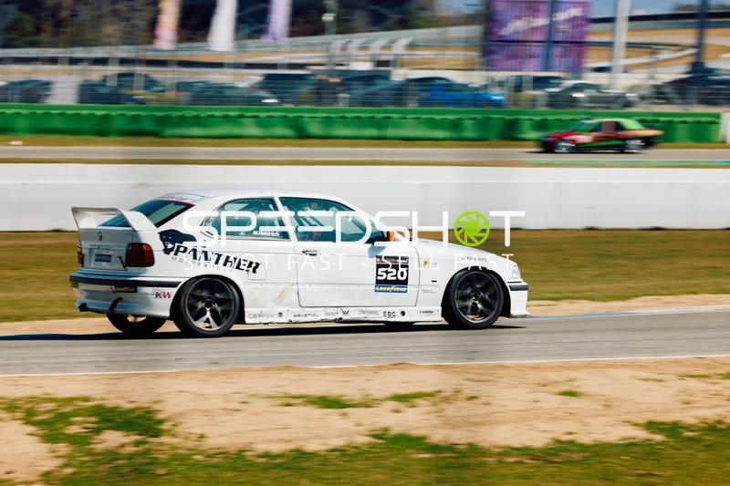 Martin Heidrich im Panther Motorsport Auto auf der Rennstrecke