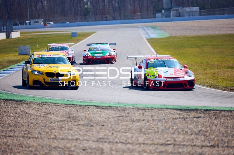 Rennfahrzeuge in der Kurve während der DMV Goodyear Racing Days