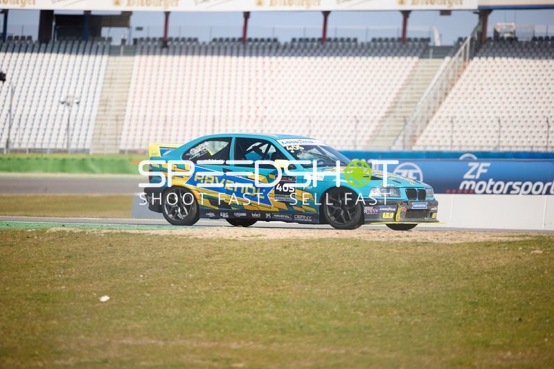 Maximilian Kochendörfer im BMW 318i auf der Rennstrecke