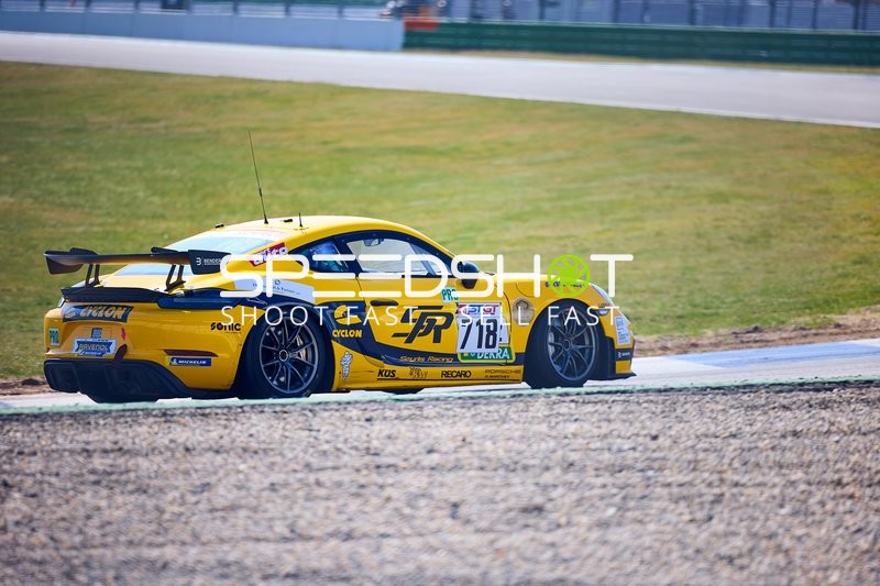 Gelber Rennwagen in Aktion auf der Rennstrecke