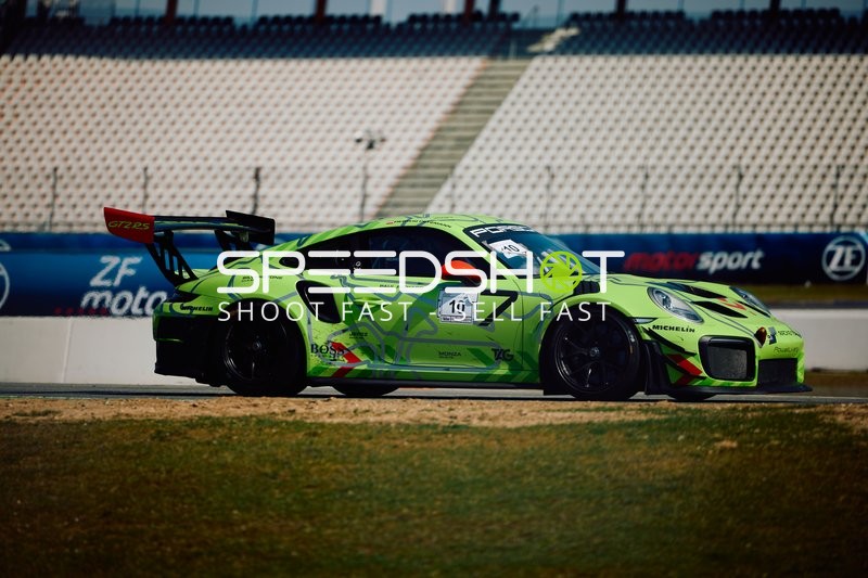 Rennwagen mit Startnummer 101 bei voller Fahrt