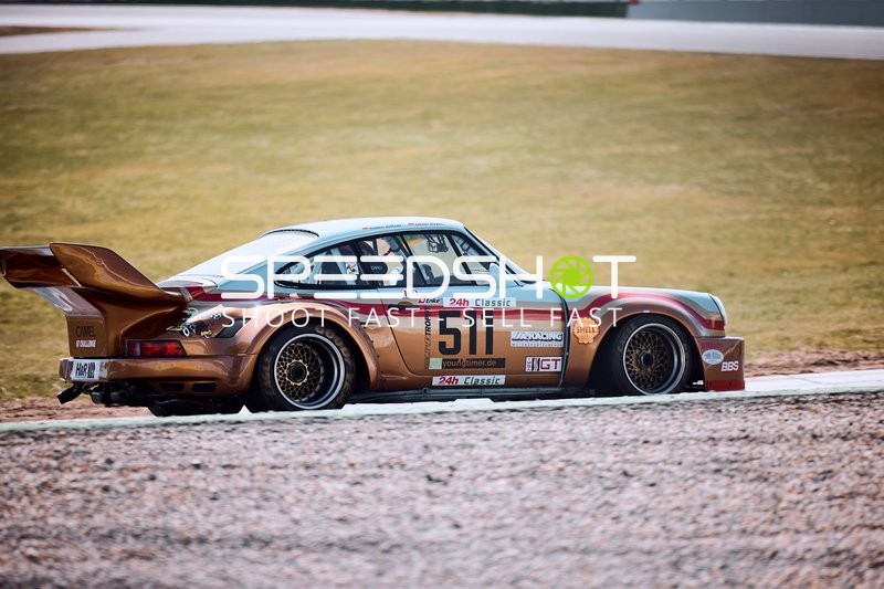 Rennwagen mit der Startnummer 511 in Aktion