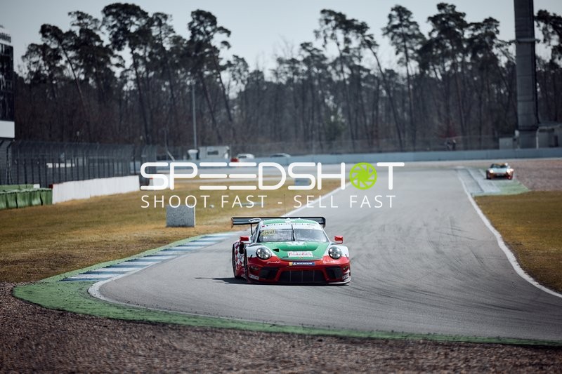 Rennwagen auf der Strecke