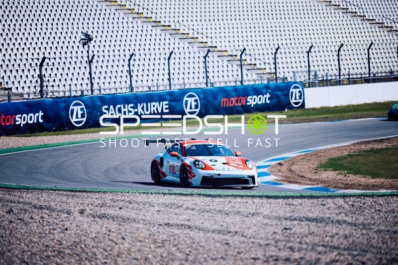 Rennwagen in der Sachs-Kurve