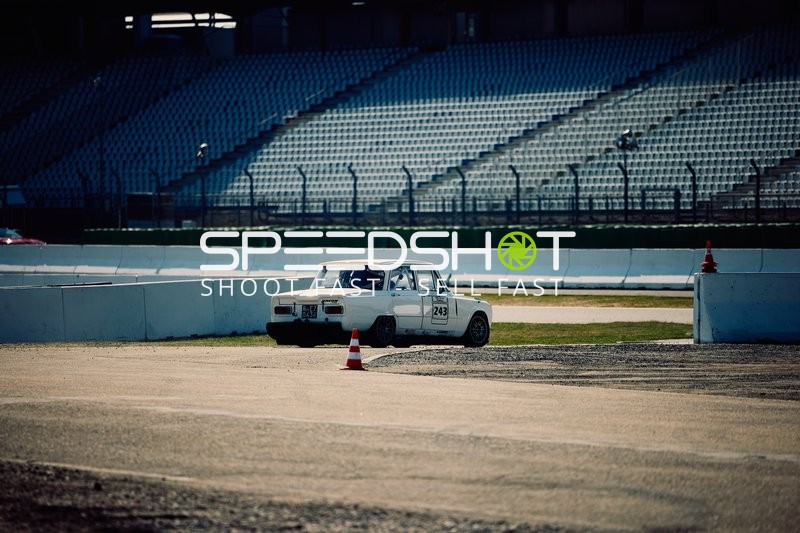 Auto mit Nummer 23 auf der Rennstrecke