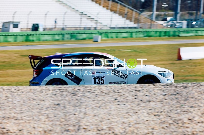 Rennwagen mit Nummer 135 auf dem Hockenheimring