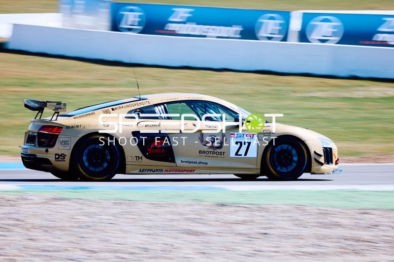 Rennwagen bei hoher Geschwindigkeit auf der Strecke