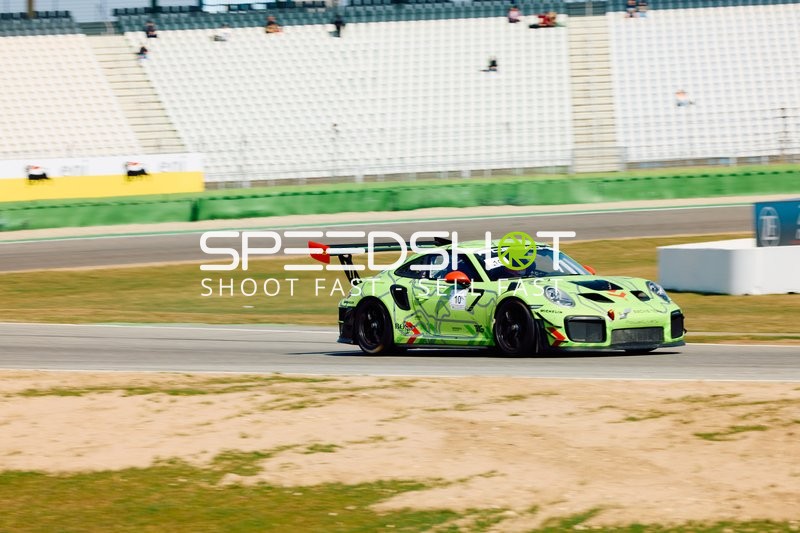 Rennwagen Nummer 7 beim Fahren auf der Rennstrecke