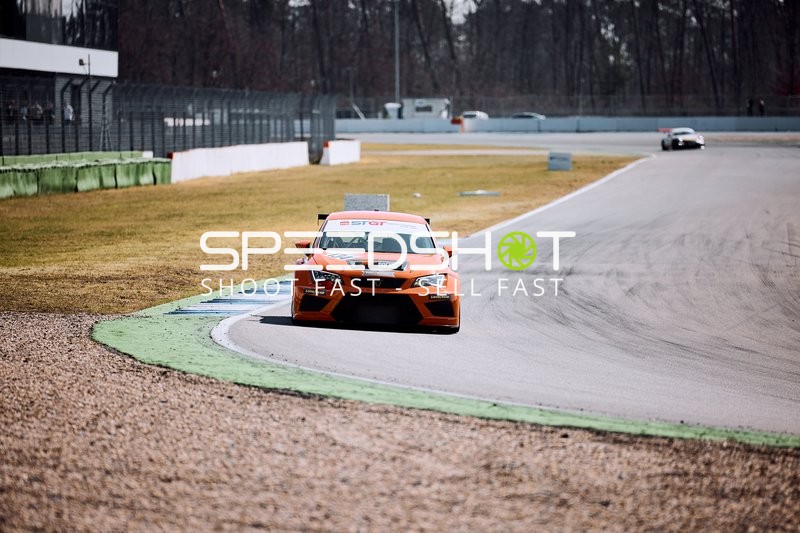 Rennwagen Nummer 19 auf der Strecke