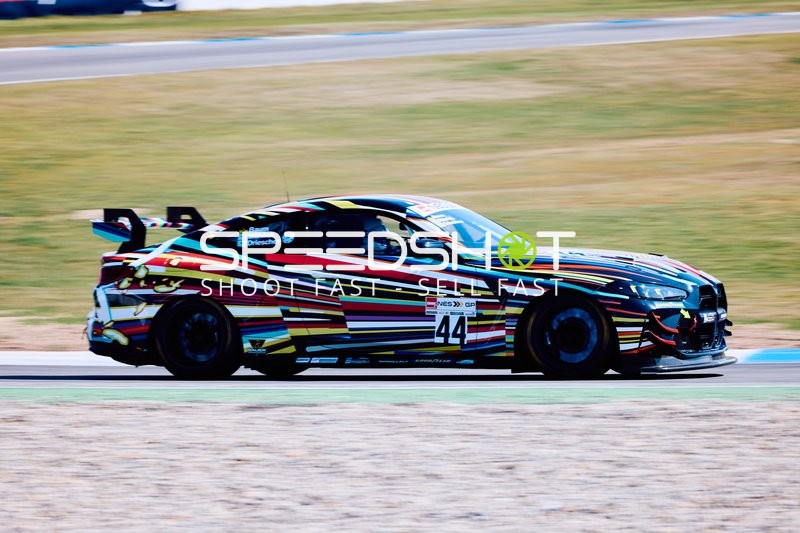 Fahrzeug Nummer 44 in voller Fahrt auf der Rennstrecke