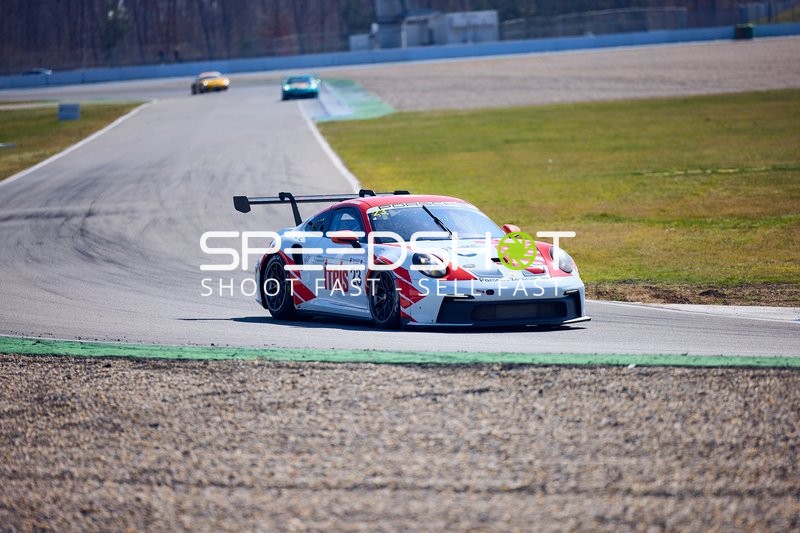 Rennwagen in Bewegung auf der Strecke