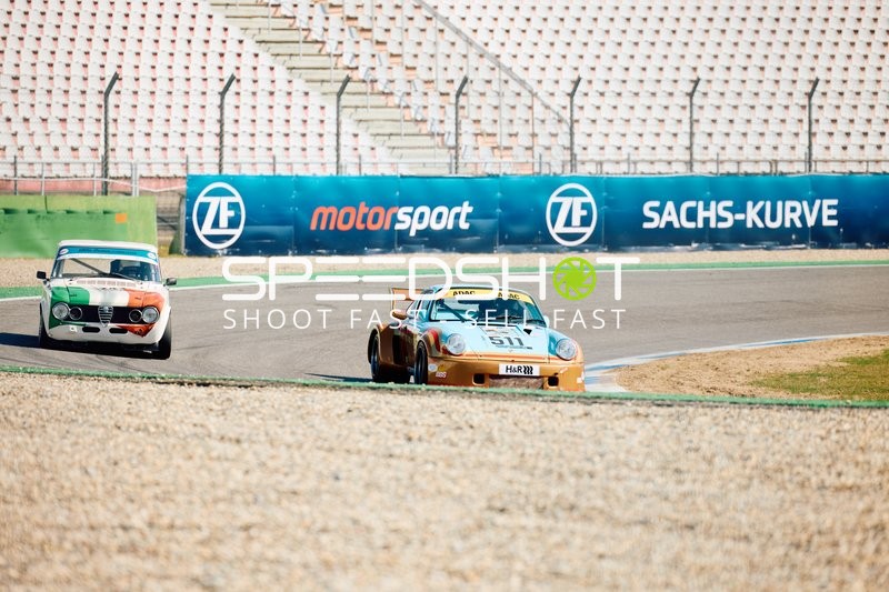 Rennfahrzeuge in der Sachs-Kurve beim DMV Goodyear Racing Days