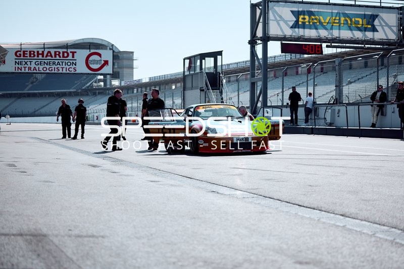 Rennvorbereitung in der Boxengasse