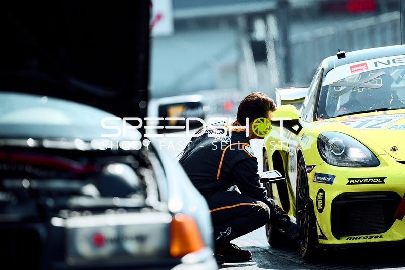 Mechaniker bereitet Rennfahrzeug vor