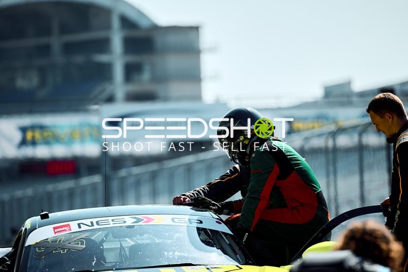 Rennfahrer steigt ins Fahrzeug ein