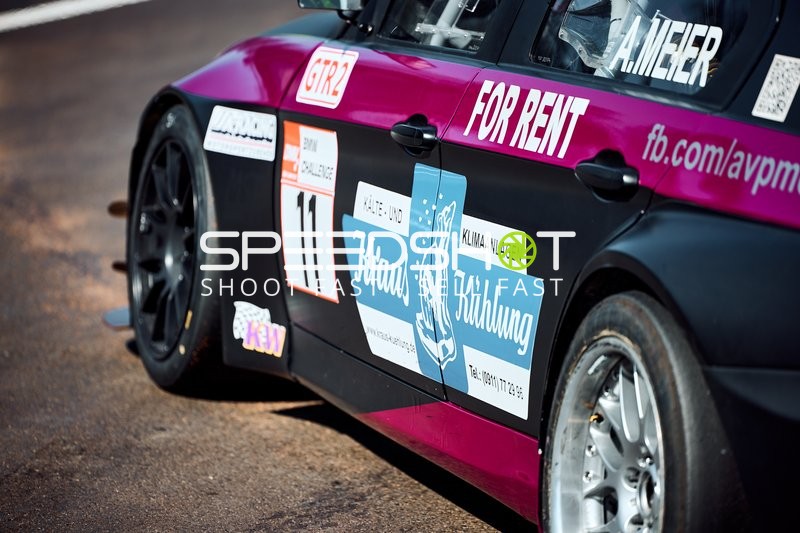 Rennwagen mit Startnummer 11 im Vorstartbereich