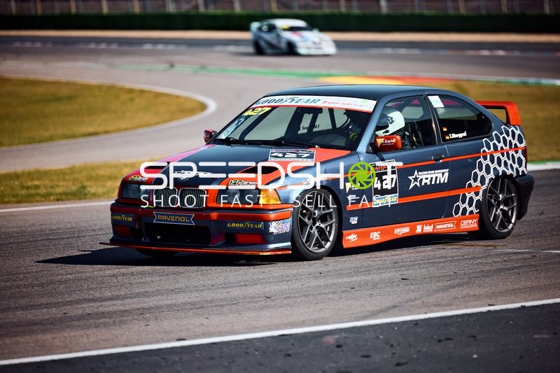 Tobias Marggraf beschleunigt in einem BMW auf dem Hockenheimring